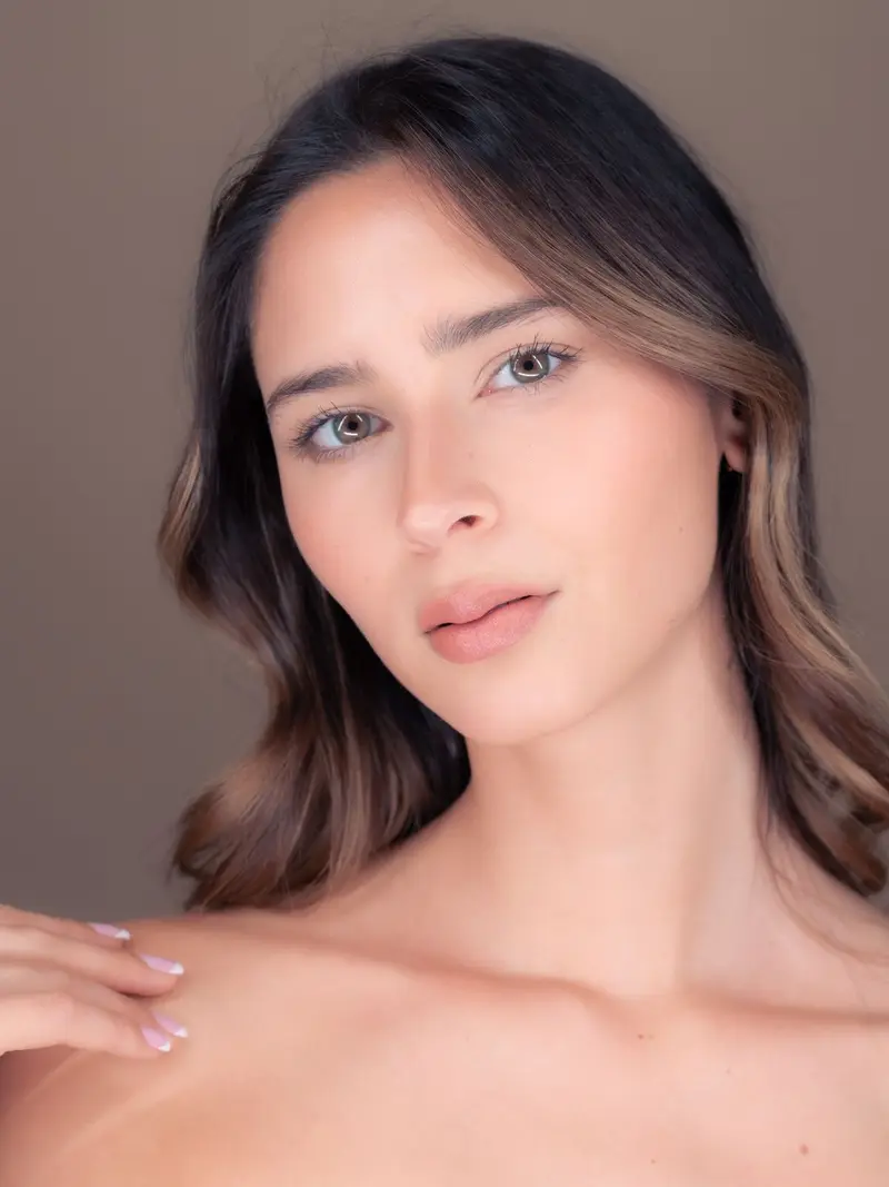 Imagem ilustrativa de retrato feminino com traços faciais harmônicos e naturais